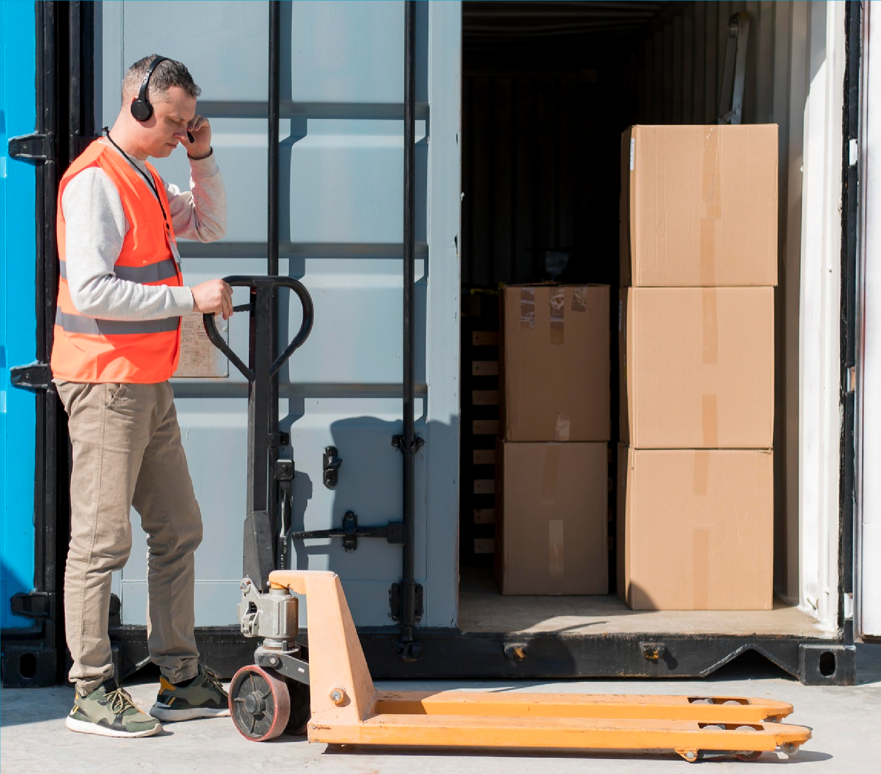 trabajador subiendo carga